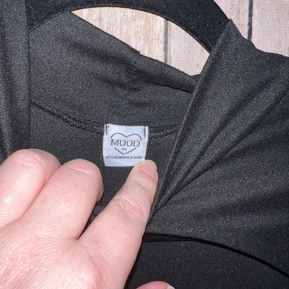 Mood Brand long sleeve open neck crop top, size XL - Picture 3 of 8